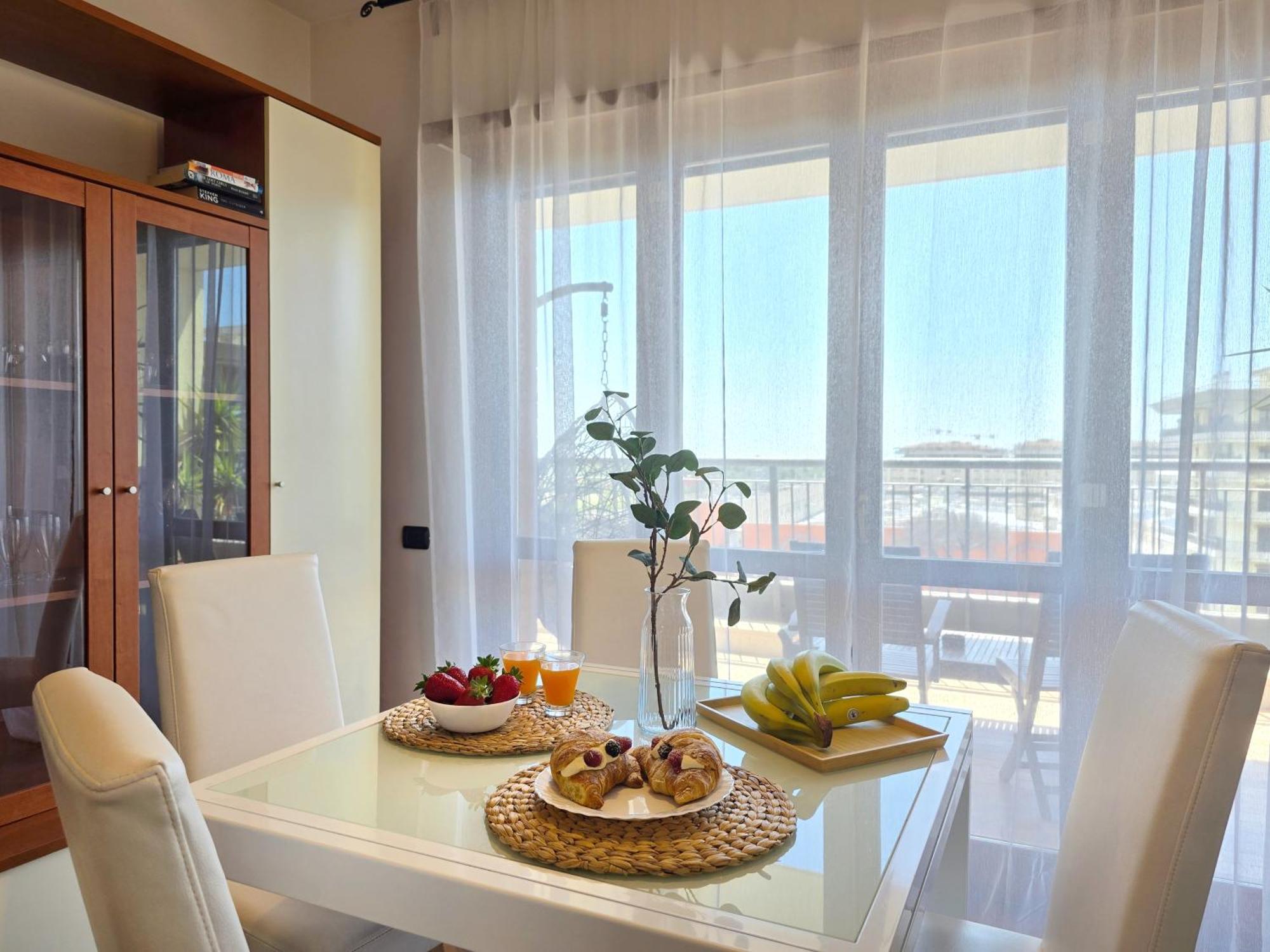 Golden Hour Apartment - Panoramic Terrace フィウミチーノ エクステリア 写真